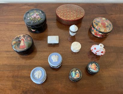 Ensemble de boîtes : deux en porcelaine de...