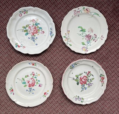Ensemble de quatre assiettes en faïence à...