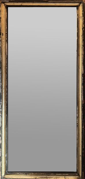 Miroir de cheminée à entourage en bois doré....