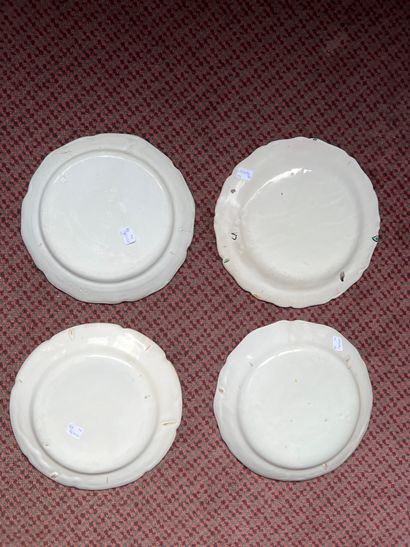 Ensemble de quatre assiettes en faïence à...