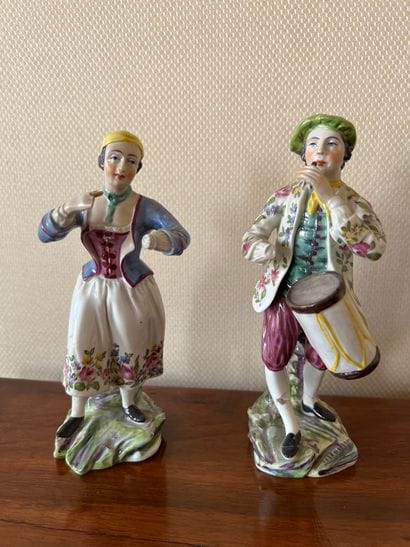 Paire de statuettes en porcelaine polychrome...
