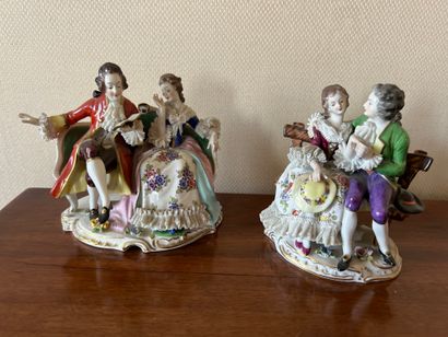 Deux groupes en porcelaine polychrome représentant...