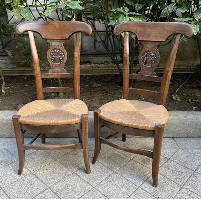 Paire de chaises en bois fruitier, le dossier...