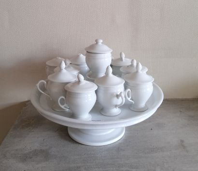 Suite de dix pots à crème en porcelaine blanche,...