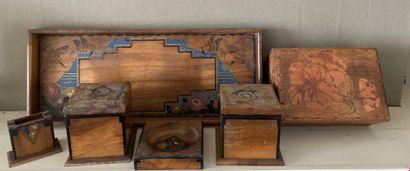 
Ensemble en bois peint et pyrogravé : porte-montre...