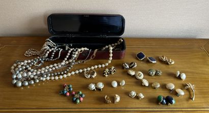 Ensemble de bijoux fantaisie, principalement...
