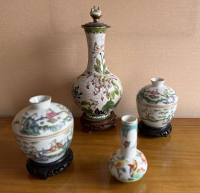 CHINA, 20th century. Set comprising a cloisonné...