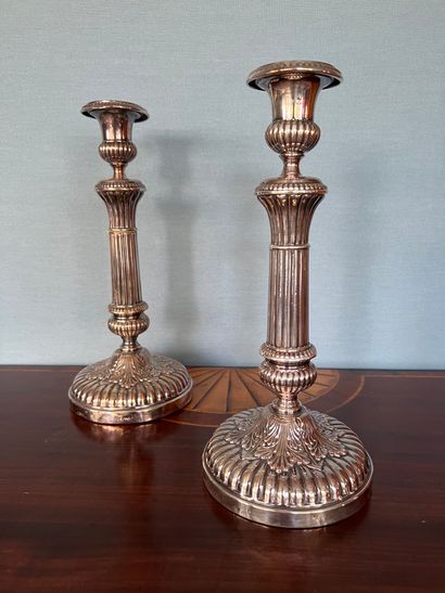 Paire de flambeaux en métal argenté à décor...