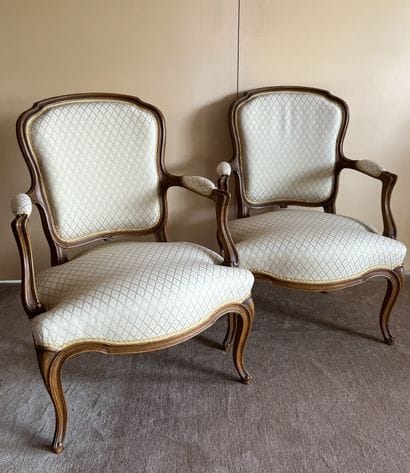 Paire de fauteuils en bois naturel mouluré,...