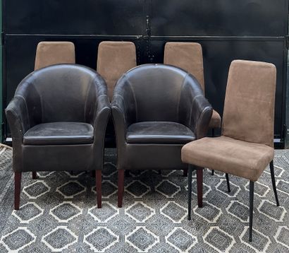 
Paire de fauteuils à dossier gondole, tapissés...