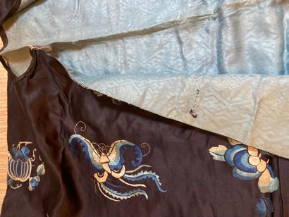 CHINE - XIXe siècle.
Set of three jackets...