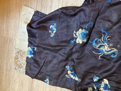 CHINE - XIXe siècle.
Set of three jackets...