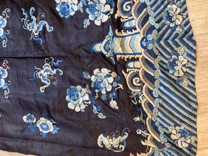 CHINE - XIXe siècle.
Set of three jackets...