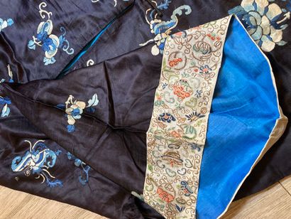 CHINE - XIXe siècle.
Set of three jackets...