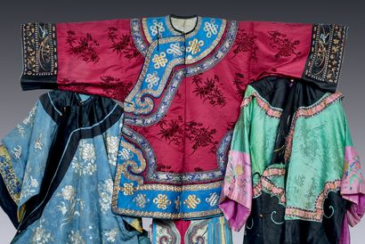 CHINE - Vers 1900.
Jacket in burgundy silk...