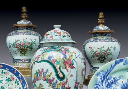 CHINE - Vers 1900.
Paire de potiches couvertes...