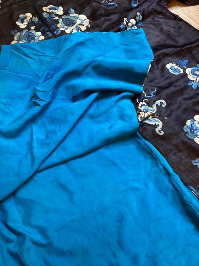 CHINE - XIXe siècle.
Set of three jackets...