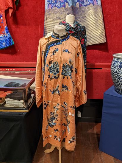 CHINE - XIXe siècle.
Set of two coral silk...