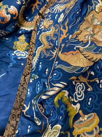 CHINE - XIXe siècle.
Blue silk dress embroidered...