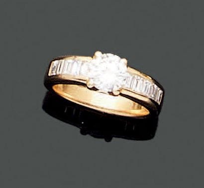 18K (750) yellow gold ring, set with a diamond...
