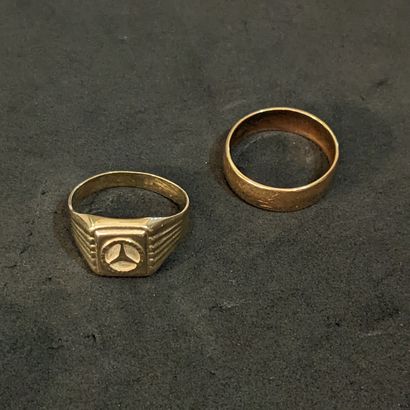 Set in 18K (750) yellow gold: a signet ring,...