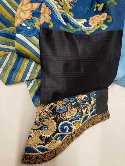 CHINE - XIXe siècle.
Blue silk dress embroidered...