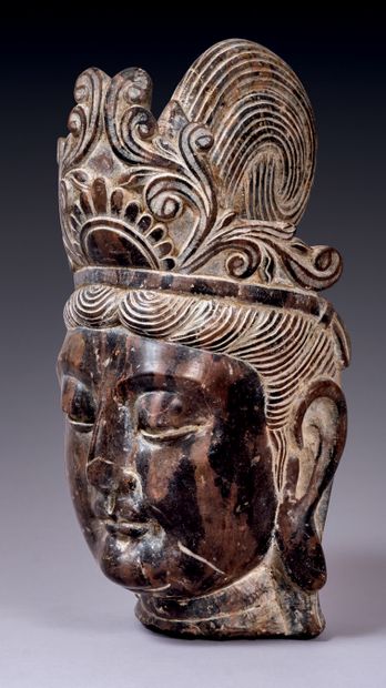 CHINE.
Head of Guanyin in stone, the face...