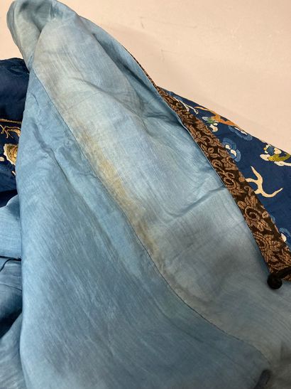 CHINE - XIXe siècle.
Blue silk dress embroidered...