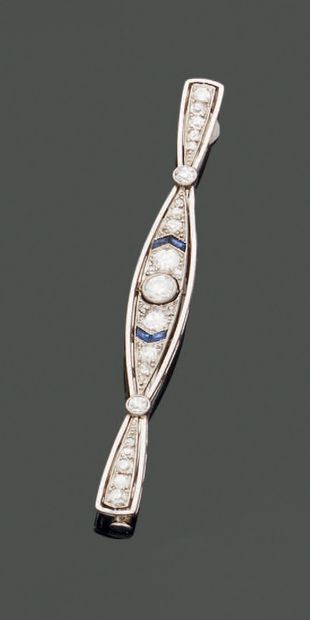 Platinum brooch, featuring a knot of old-cut...