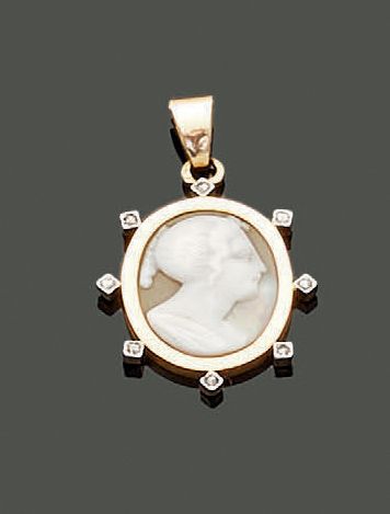 Oval pendant in 18K (750) yellow gold, set...