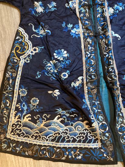 CHINE - XIXe siècle.
Set of three jackets...