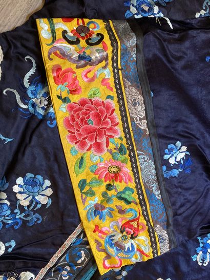 CHINE - XIXe siècle.
Set of three jackets...