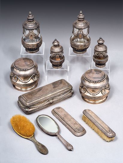 Importante garniture de toilette en argent...