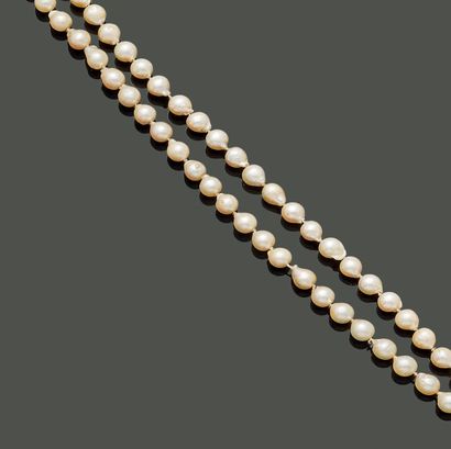 Necklace of cultured pearls with billet clasp...