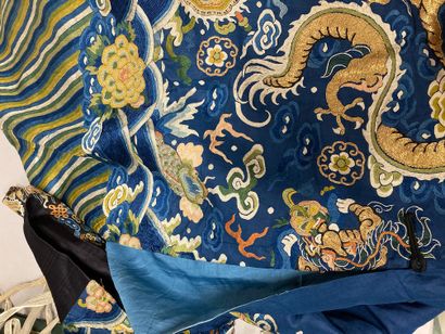 CHINE - XIXe siècle.
Blue silk dress embroidered...