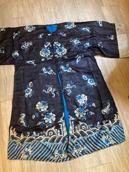 CHINE - XIXe siècle.
Set of three jackets...