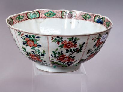 CHINE - Époque KANGXI (1662-1722).
Bol polylobé...