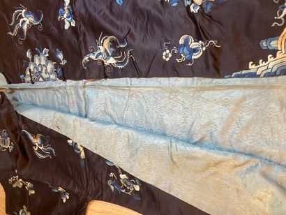 CHINE - XIXe siècle.
Set of three jackets...