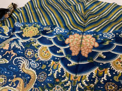 CHINE - XIXe siècle.
Blue silk dress embroidered...