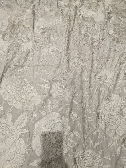 CHINE, Canton - XXe siècle.
Large shawl in...