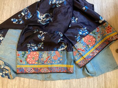 CHINE - XIXe siècle.
Set of three jackets...