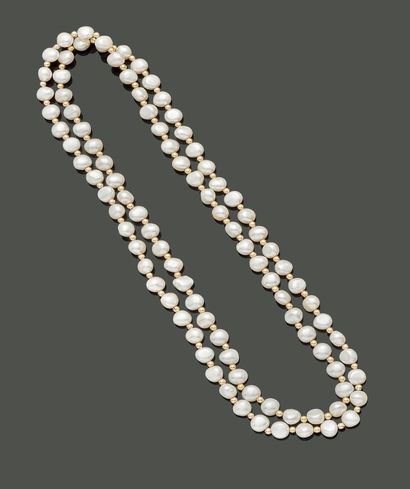 Necklace of freshwater pearls, flattened...