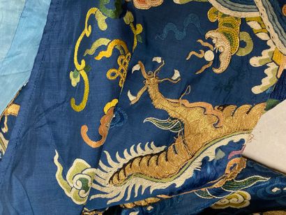 CHINE - XIXe siècle.
Blue silk dress embroidered...