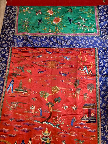 CHINE - Vers 1900.
Set of two large yellow...