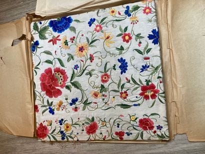 CHINE, Canton - XXe siècle.
Set of two shawls...
