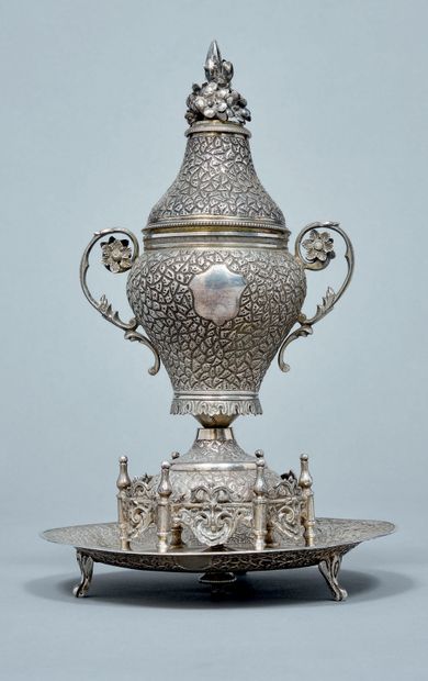 Brûle-parfum en argent (800), à décor ciselé...