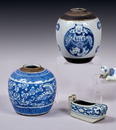 CHINE - XIXe siècle.
Ensemble en porcelaine...