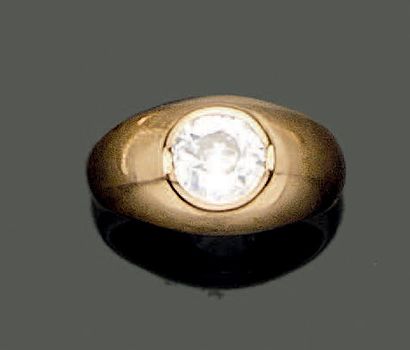 18K (750) yellow gold ring, set with an old-cut...