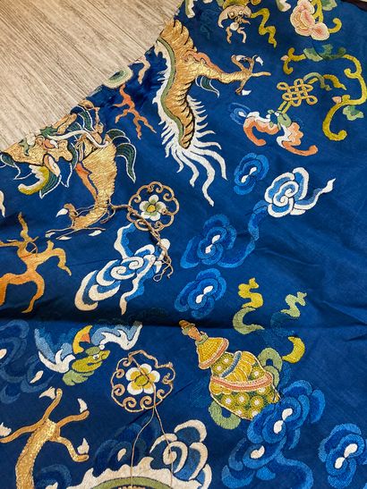CHINE - XIXe siècle.
Blue silk dress embroidered...