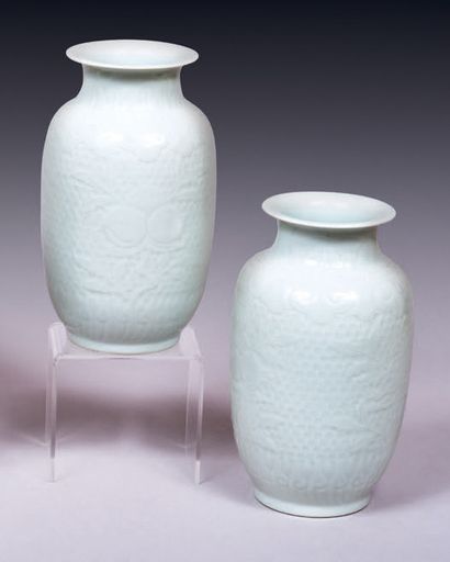 CHINE - XXe siècle.
Paire de vases en porcelaine...